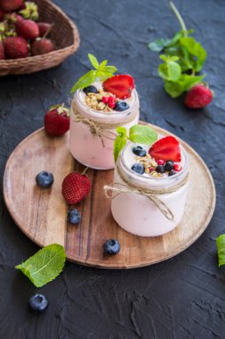 Taze yaz meyvelerinden oluşan sağlıklı bir meyve suyu. Yaratıcı atmosfer dekorasyonu