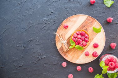 Peynirli ahududulu turtadan sağlıklı bir tatlı. Yaratıcı atmosfer dekorasyonu