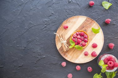 Peynirli ahududulu turtadan sağlıklı bir tatlı. Yaratıcı atmosfer dekorasyonu