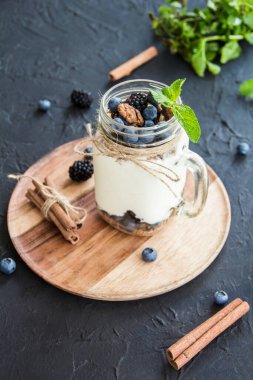 Taze yaz meyvelerinden oluşan sağlıklı bir meyve suyu. Yaratıcı atmosfer dekorasyonu