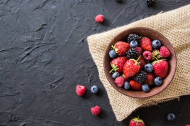 Sağlıklı bir porsiyon taze yaz meyvesi. Yaratıcı atmosfer dekorasyonu