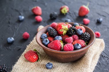 Sağlıklı bir porsiyon taze yaz meyvesi. Yaratıcı atmosfer dekorasyonu