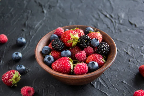 Sağlıklı bir porsiyon taze yaz meyvesi. Yaratıcı atmosfer dekorasyonu