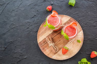 Taze yaz meyvelerinden oluşan sağlıklı bir meyve suyu. Yaratıcı atmosfer dekorasyonu