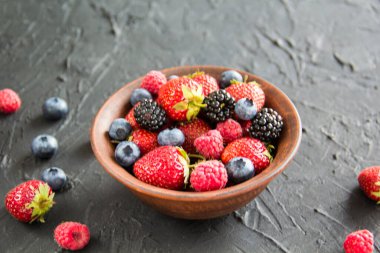 Sağlıklı bir porsiyon taze yaz meyvesi. Yaratıcı atmosfer dekorasyonu