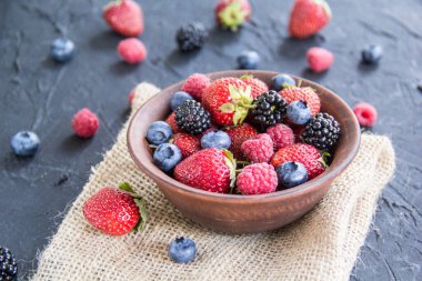 Sağlıklı bir porsiyon taze yaz meyvesi. Yaratıcı atmosfer dekorasyonu