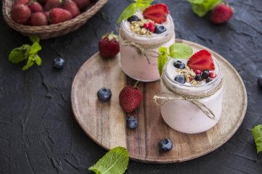 Taze yaz meyvelerinden oluşan sağlıklı bir meyve suyu. Yaratıcı atmosfer dekorasyonu