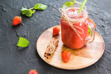 Taze yaz meyvelerinden oluşan sağlıklı bir meyve suyu. Yaratıcı atmosfer dekorasyonu