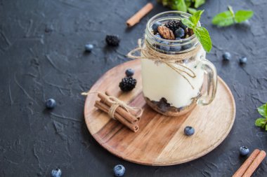 Taze yaz meyvelerinden oluşan sağlıklı bir meyve suyu. Yaratıcı atmosfer dekorasyonu