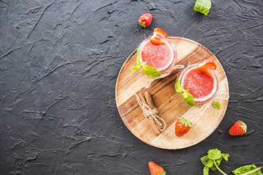 Taze yaz meyvelerinden oluşan sağlıklı bir meyve suyu. Yaratıcı atmosfer dekorasyonu