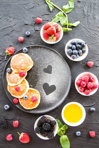 Sarapan Sehat Keju Pancake Buah Beri Dan Madu Dekorasi Atmosfer — Stok Foto