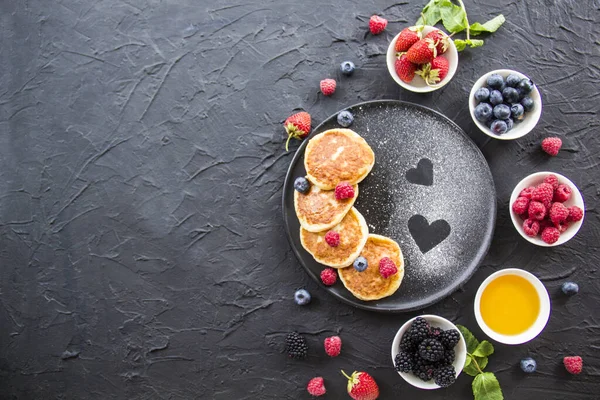 Desayuno Saludable Tortitas Queso Bayas Miel Decoración Atmosférica Creativa — Foto de Stock