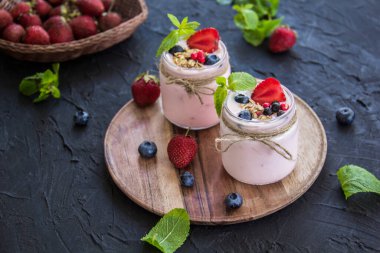 Taze yaz meyvelerinden oluşan sağlıklı bir meyve suyu. Yaratıcı atmosfer dekorasyonu