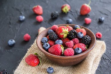 Sağlıklı bir porsiyon taze yaz meyvesi. Yaratıcı atmosfer dekorasyonu