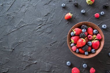 Sağlıklı bir porsiyon taze yaz meyvesi. Yaratıcı atmosfer dekorasyonu