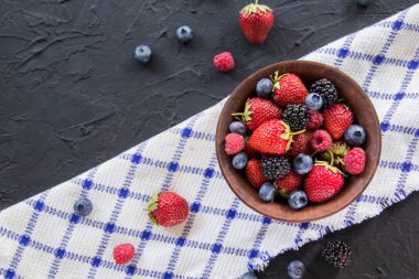 Sağlıklı bir porsiyon taze yaz meyvesi. Yaratıcı atmosfer dekorasyonu