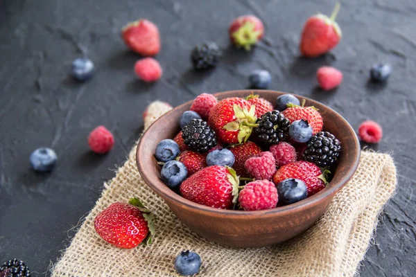 Sağlıklı bir porsiyon taze yaz meyvesi. Yaratıcı atmosfer dekorasyonu