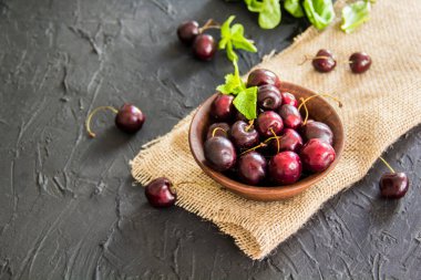 Sağlıklı bir porsiyon taze kiraz. Yaratıcı atmosfer dekorasyonu