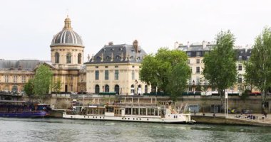 Fransa Enstitüsü ve Pont des Arts 'ın güzel manzarası, Paris, Fransa.