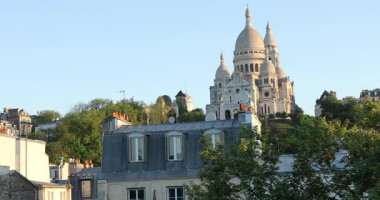 Montmartre, Fransa 'daki Sacre Coeur Bazilikası' nın güzel manzarası.