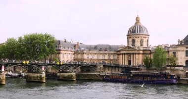Fransa Enstitüsü ve Pont des Arts 'ın güzel manzarası, Paris, Fransa.