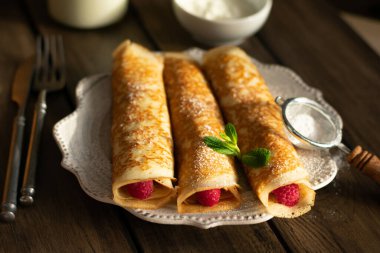 Rus gözlemesi ve ahududu.