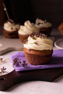 Ev yapımı çikolatalı kekler peynir kremi ve çiçekler.