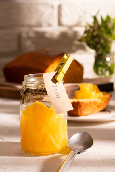 Bir Kavanoz Portakal Reçeli Beyaz Bir Masada Bir Pasta — Stok fotoğraf