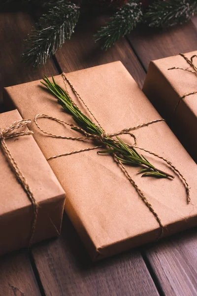 Cajas Regalo Navidad Decoradas Con Papel Kraft Romero Vista Cerca —  Fotos de Stock