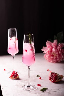 Parti için iki bardak pembe nar köpüklü limonata.