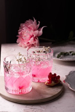 Parti için pembe nar köpüklü limonata.