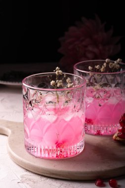 Parti için pembe nar köpüklü limonata.