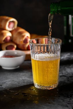 Hamurda soslu büyük bir bardak light bira ve sosis