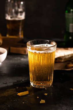 Siyah bir masada bir bardak light bira.