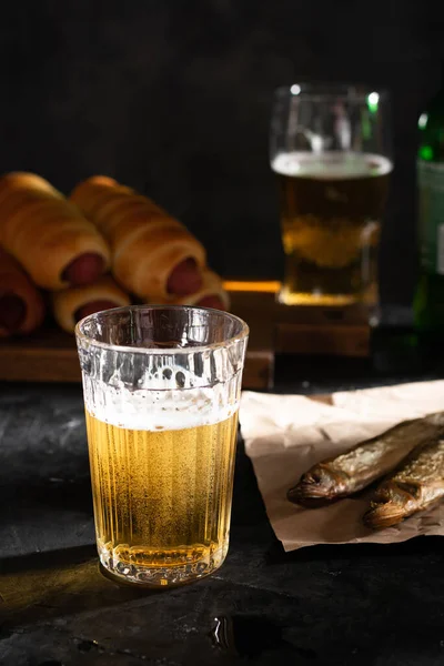 Copo Cerveja Leve Dois Peixes Secos Uma Mesa Preta — Fotografia de Stock