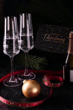Yılbaşı arifesinde şampanya kadehleri