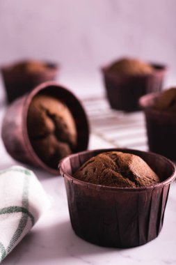 Ev yapımı çikolatalı kekler. Kapatın.