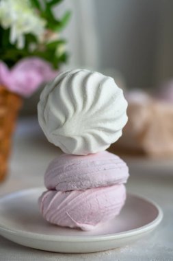 Tabakta ev yapımı beyaz ve pembe zephyr.