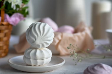 Tabakta ev yapımı beyaz zephyr.