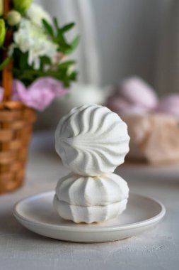 Tabakta ev yapımı beyaz zephyr.