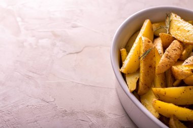 Biberiye ve yağlı fırında patates dilimleri.