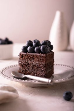 Yaban mersinli bir parça çikolatalı pasta.
