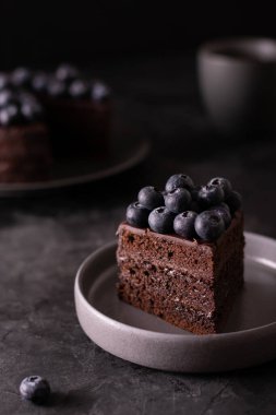 Bir parça çikolatalı pasta ve yabanmersini, sade olsun. Karanlık ruh hali