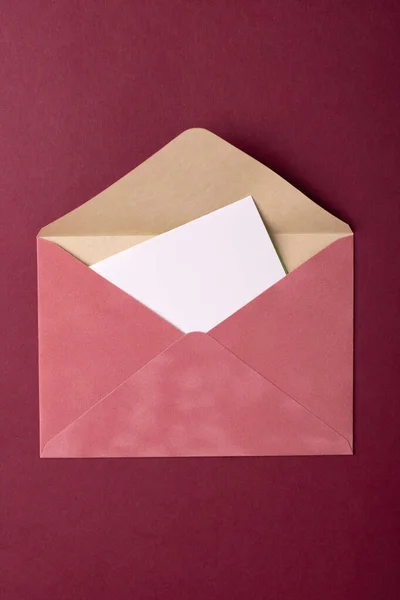 Vaaleanpunainen Kirjekuori Viininpunainen Tausta — kuvapankkivalokuva