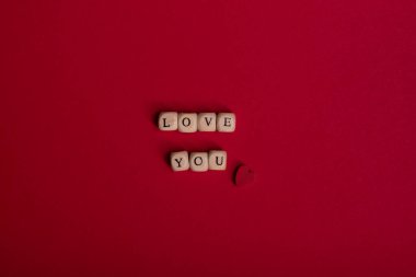 Kırmızı arkaplanda 