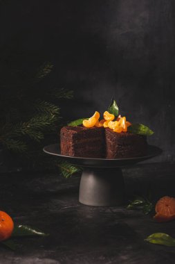Mandalinayla süslenmiş çikolatalı pasta.