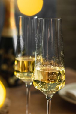 Kutlamalar şampanyayla, masada iki bardak