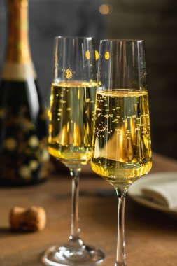 Kutlamalar şampanyayla, masada iki bardak
