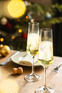 Yeni yıl kutlamaları, iki kadeh şampanya.