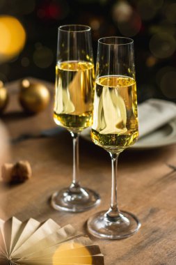 Yeni yıl kutlamaları, iki kadeh şampanya.